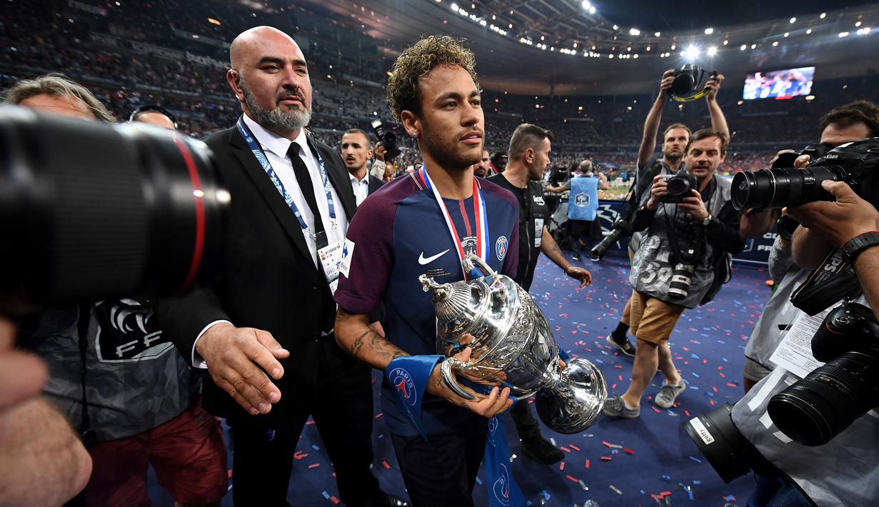 Pewarta foto mengejar Neymar saat membawa trofi Piala Prancis 2018 di Stade de France, Saint-Denis (8/5/2018). PSG menang setelah kalahkan Les Herbiers 2-0. (AFP/Franck Fife)