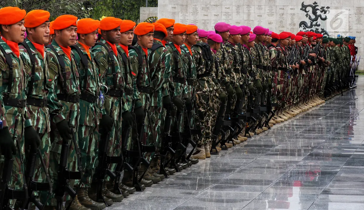 Tentara bersiap jelang pemakaman istri presiden ke-6 RI Susilo Bambang Yudhoyono, Ani Yudhoyono di TMP Kalibata, Jakarta, Minggu (2/6/2019). Presiden Joko Widodo atau Jokowi akan memimpin pemakaman jenazah Ani Yudhoyono. (Liputan6.com/JohanTallo)