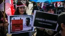 Massa yang menamakan diri Suara Rakyat Bersatu membawa poster saat berunjuk rasa di depan Balai Kota DKI Jakarta, Selasa (14/1/2020). Mereka menuntut Gubernur DKI, Anies Baswedan turun dari jabatannya, karena dinilai gagal dalam mengatasi banjir Jakarta di awal 2020. (Liputan6.com/Faizal Fanani)