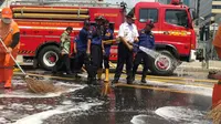 Gubernur DKI Jakarta Anies Baswedan membantu membersihkan jalanan di MH Thamrin, Jakarta, Kamis (23/5/2019). (Liputan6.com/ Ika Defianti)