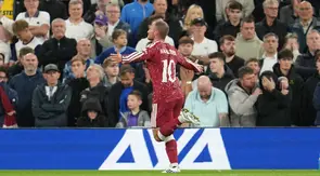 Pemain Liverpool Alexis Mac Allister merayakan gol dalam laga babak ketiga Carabao Cup antara Liverpool vs Tottenham di Liverpool, Inggris, Selasa, 15 September 2026. (AP Photo/Jon Super)