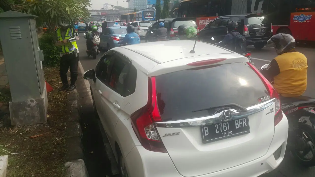 Penilangan mobil yang memakai kendaraan pelat ganjil