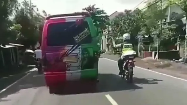 Polisi Ditabrak Minibus Saat Mau Diperiksa (IG Baliviral)