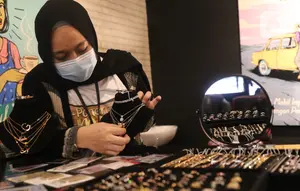 Petugas menunjukkan emas perhiasan yang dijual di Galeri 24, Jakarta, Selasa (15/12/2020). Harga emas hasil produksi PT Aneka Tambang Tbk (Antam) atau emas Antam kini turun Rp 1.000 per gram menjadi Rp 951 per gram pada perdagangan, Selasa (15/12). (Liputan6.com/Angga Yuniar)