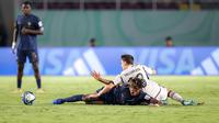 Pemain Timnas Prancis U-17, Fode Sylla (kiri) dan pemain Timnas Jerman U-17, Bilal Yalcinkaya terjatuh saat perebutan bola pada laga final Piala Dunia U-17 2023 di Stadion Manahan, Solo, Sabtu (2/12/2023). (Bola.com/Bagaskara Lazuardi)