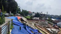 Tembok Penahan Tanah (TPT) di dekat Stasiun Batu Tulis, Kota Bogor, Jawa Barat longsor setelah wilayah tersebut diguyur hujan deras. (Liputan6.com/Achmad Sudarno)