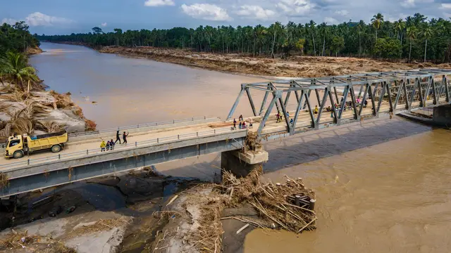 Memantau Progres Penyambungan Kembali Salah Satu Jembatan di Bireuen Aceh