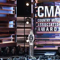 Taylor Swift kembali menjadi sorotan fansnya lantaran gossip hamil yang menerpa dirinya. Lewat acara Country Music Association (CMA) Awards 2016, Taylor membantah kabar tak benar itu. (AFP/Bintang.com)