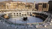 Suasana Masjidil Haram di Mekah, Arab Saudi, Kamis (5/3/2020). Selain Masjidil Haram, pemerintah Arab Saudi juga menutup sementara Masjid Nabawi di Madinah untuk mencegah penyebaran virus corona (COVID-19). (ABDEL GHANI BASHIR/AFP)