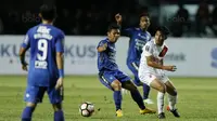 Gelandang Persib, Eka Ramdani, berebut bola dengan gelandang PSM, Muhammad Arfan, pada laga Piala Presiden di Stadion GBLA, Bandung, Jumat (26/1/2018). Persib takluk 0-1 dari PSM. (Bola.com/M Iqbal Ichsan)