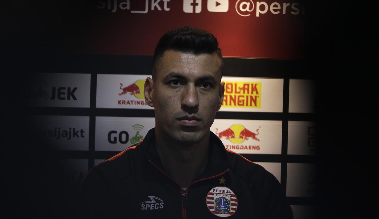 Pemain baru Persija Jakarta, Alexander Luiz Reame, saat konferensi pers perkenalan dirinya di kantor Persija Jakarta, Jakarta, Jumat (30/8). Persija kenalkan pemain asing baru untuk mengarungi putaran 2 Liga 1. (Bola.com/Yoppy Renato)