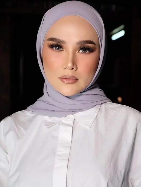 Istri dari Ahmad Dhani itu terlihat cantik dengan makeup nuansa nude.  (Instagram/bennusorumba).