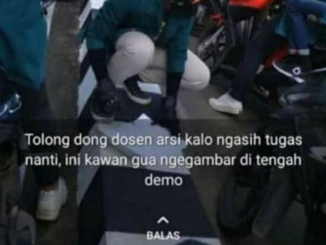 Viral Potret Mahasiswa Kerjakan Tugas Saat Demo Banjir Pujian Warganet Citizen6 Liputan6 Com