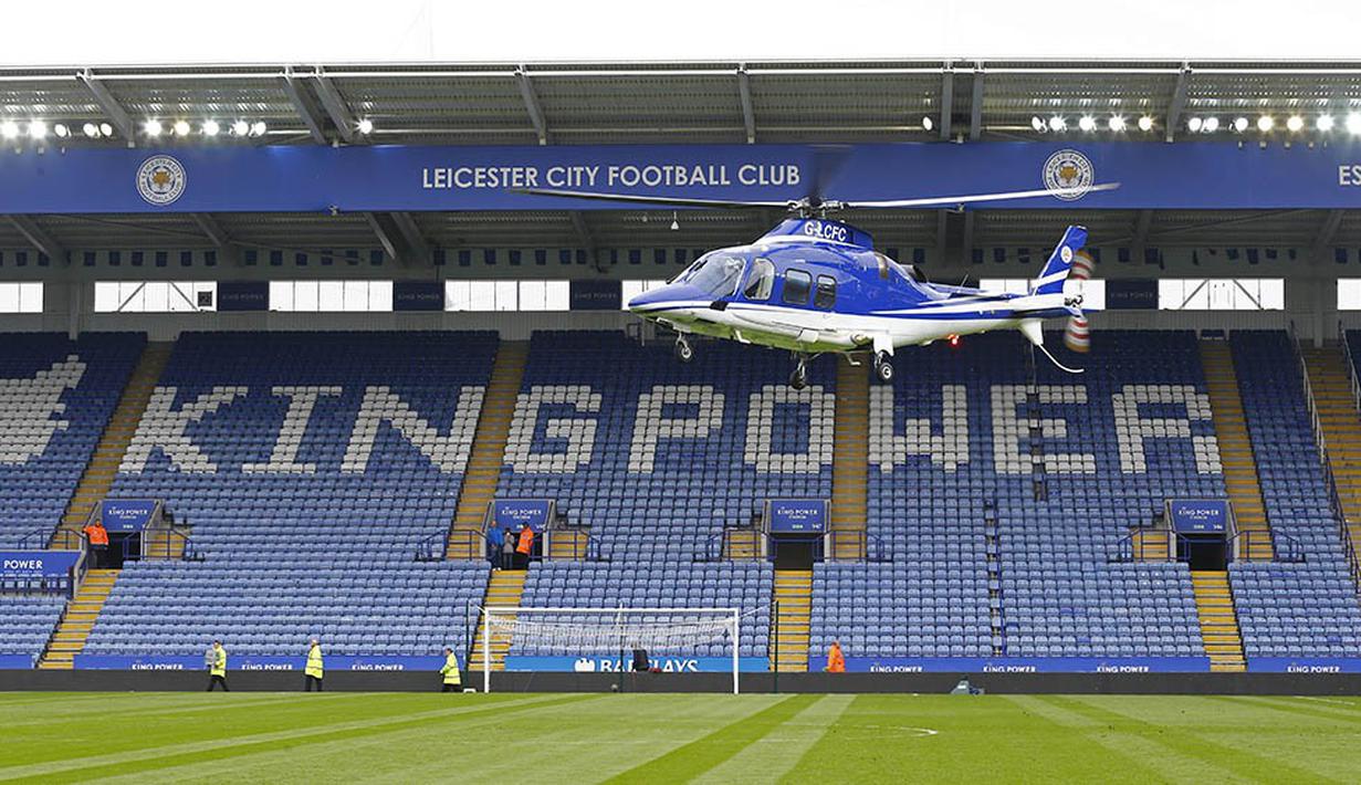 1. Helikopter yang ditumpangi pemilik Leicester, Vichai Srivaddhanaprabha, bersiap mendarat di Stadion King Power, Inggris, Minggu (3/4/2016). Leicester berhasil menang 1-0 atas Southampton. (Reuters/Darren Staples)