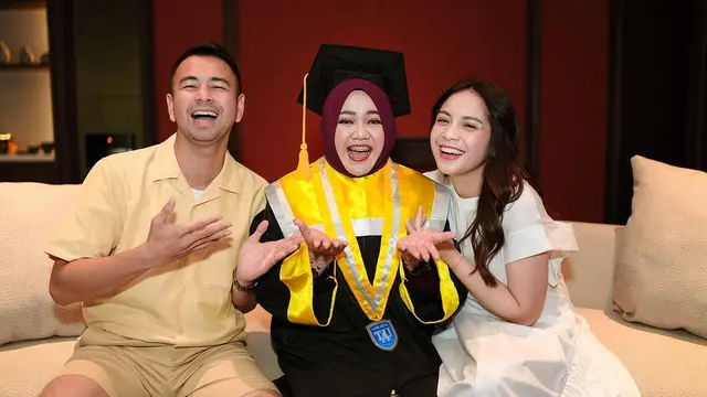 Potret Keluarga Raffi Ahmad Rayakan Wisuda Lala Pengasuh Rafathar (credit: instagram/raffinagita1717).