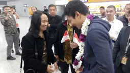 Rio Haryanto menerima karangan bunga dari Konsul (KJRI) Shanghai, Arif Gunawan dan tim di Bandar Udara Internasional Pudong Shanghai, Selasa (12/4/2016) WIB. (Bola.com/Rio Haryanto Media)