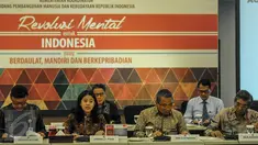Menko PMK  Puan Maharani memaparkan penjelasan ketika memimpin rakor tingkat menteri di Kemenko PMK, Jakarta, Rabu (19/10). Rapat koordinasi tersebut membahas tentang Pelaksanaan UU Desa. (Liputan6.com/Faizal Fanani)