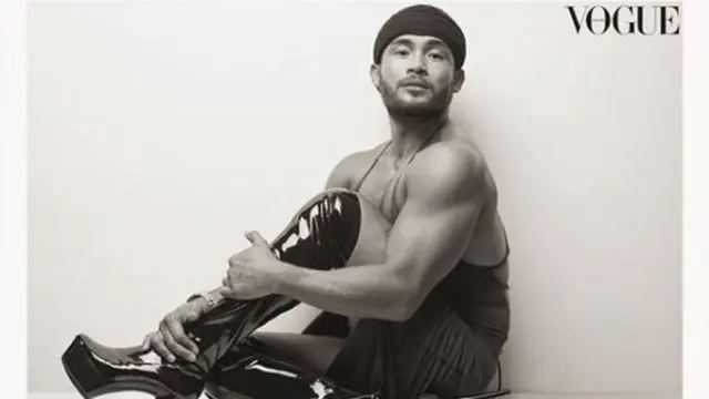 [Bintang] Berbadan Kekar dan Berwajah Ganteng, Pria Ini Malah Hobi Banget Pakai Dress dan High Heels