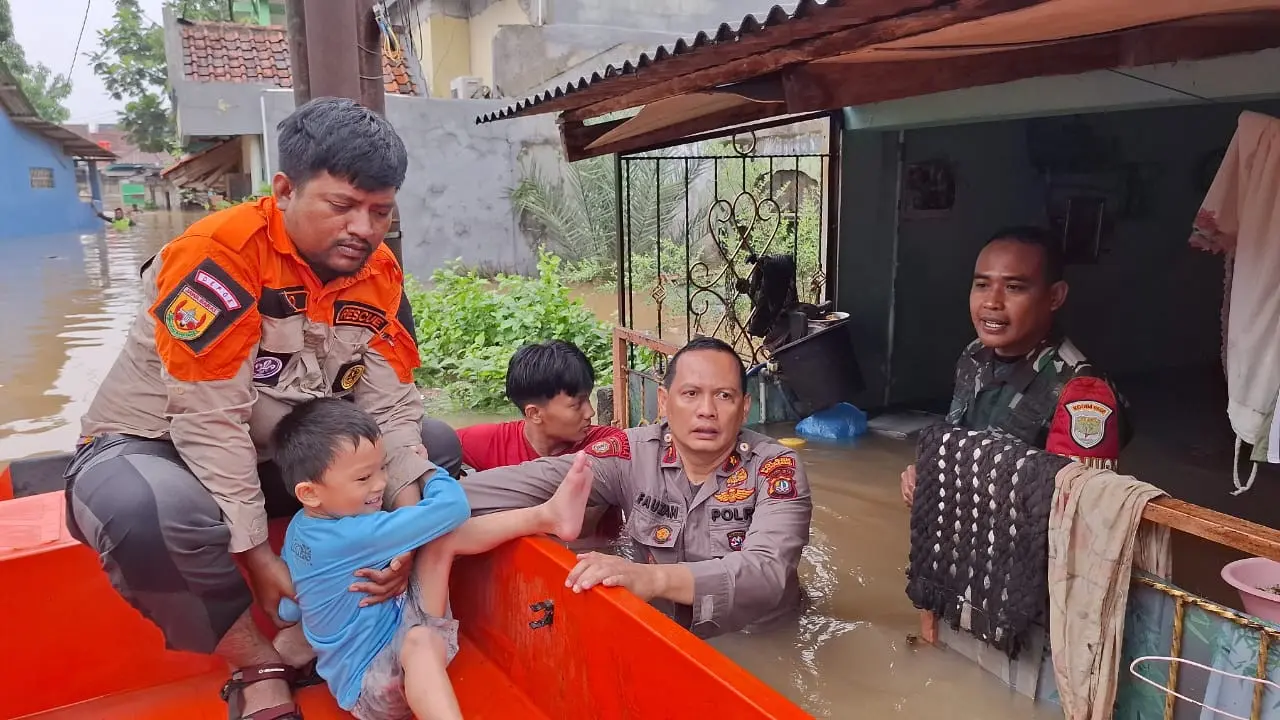 Kapolsek Bojongsari, Kompol Fauzan Thohari membantu mengevakuasi warga terjebak banjir di Perumahan Sawangan Asri, Sawangan, Depok. (Dokumen Polsek Bojongsari)