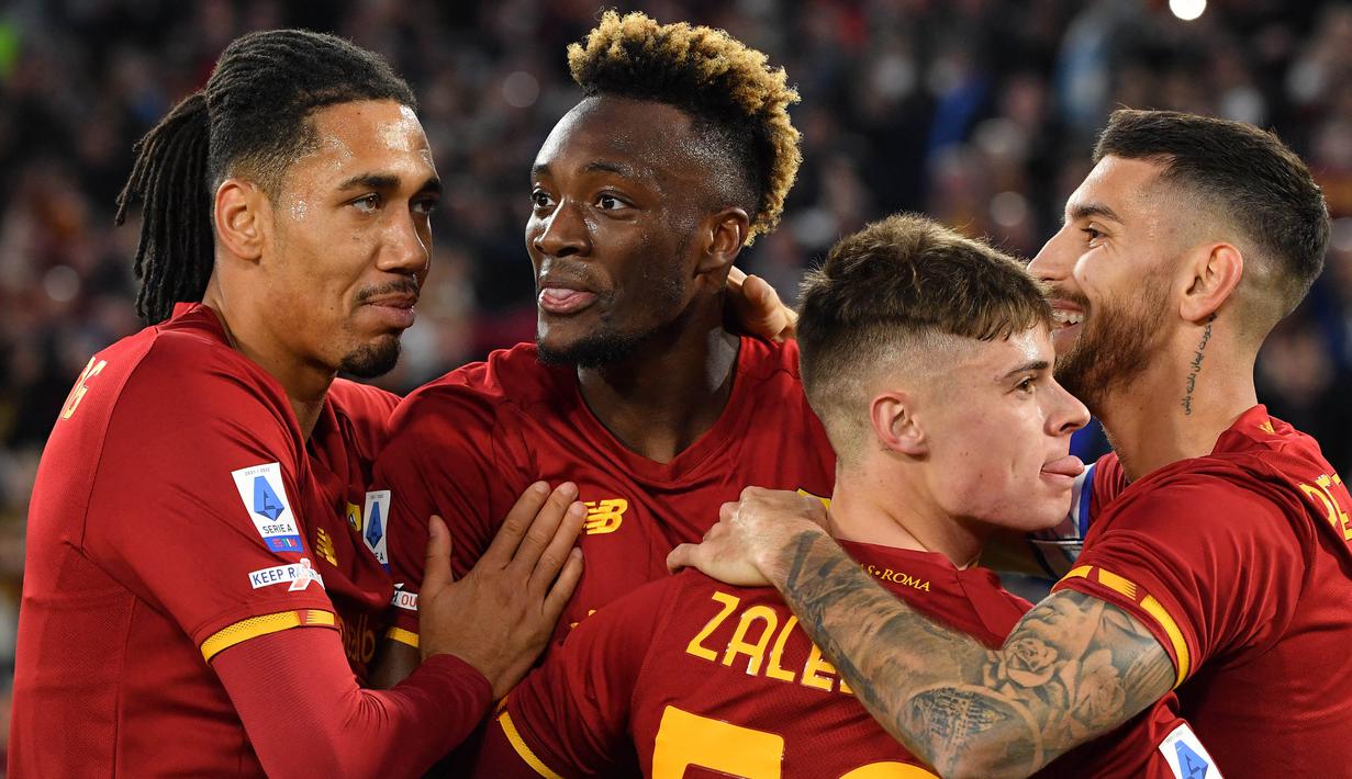Tammy Abraham menjadi pahlawan bagi AS Roma dalam derbi ibukota saat melawan Lazio. Dirinya mencetak dua dari tiga gol yang disarangkan AS Roma ke gawang Lazio. (AFP/Tiziana Fabi)
