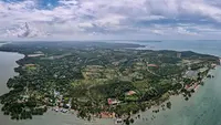 Foto udara yang diambil pada tanggal 18 September 2023 ini menunjukkan desa Sebulang di Pulau Rempang. Terdapat 16 kampung adat di Rempang Galang, Kepulauan Riau, yang terancam pembangunan proyek strategis nasional bernama Rempang Eco City. (Bay Ismoyo/AFP)