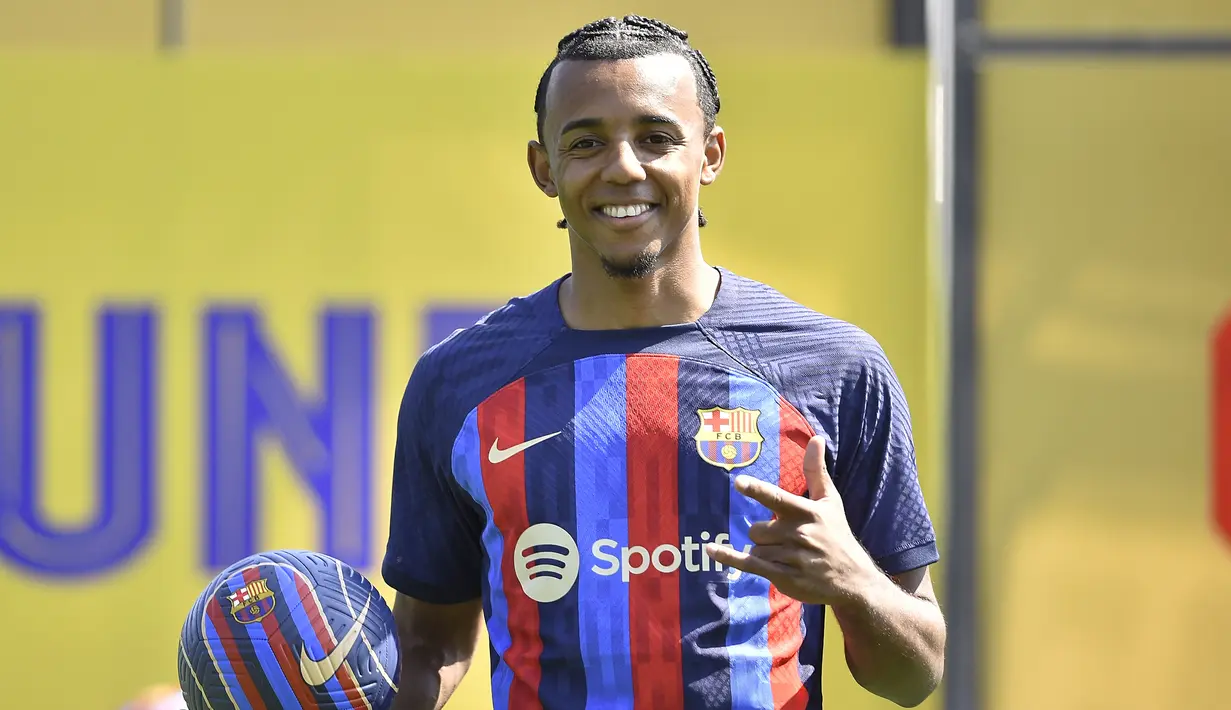 Jules Kounde. Bek tengah Sevilla berusia 23 tahun ini telah menjadi incaran Chelsea sejak bursa transfer musim panas 2021/2022 lalu. Hingga bursa transfer musim ini pun Chelsea terus berjuang mendapatkan pemain asal Prancis tersebut, apalagi The Blues baru ditinggal dua pemain belakang andalannya, Andreas Christensen dan Antonio Ruduiger. Apa daya, sang pemain lebih memilih bergabung dengan Barcelona denagn nilai transfer 50 juta euro dan terikat kontrak hingga Juni 2027. (AFP/Pau Barrena)
