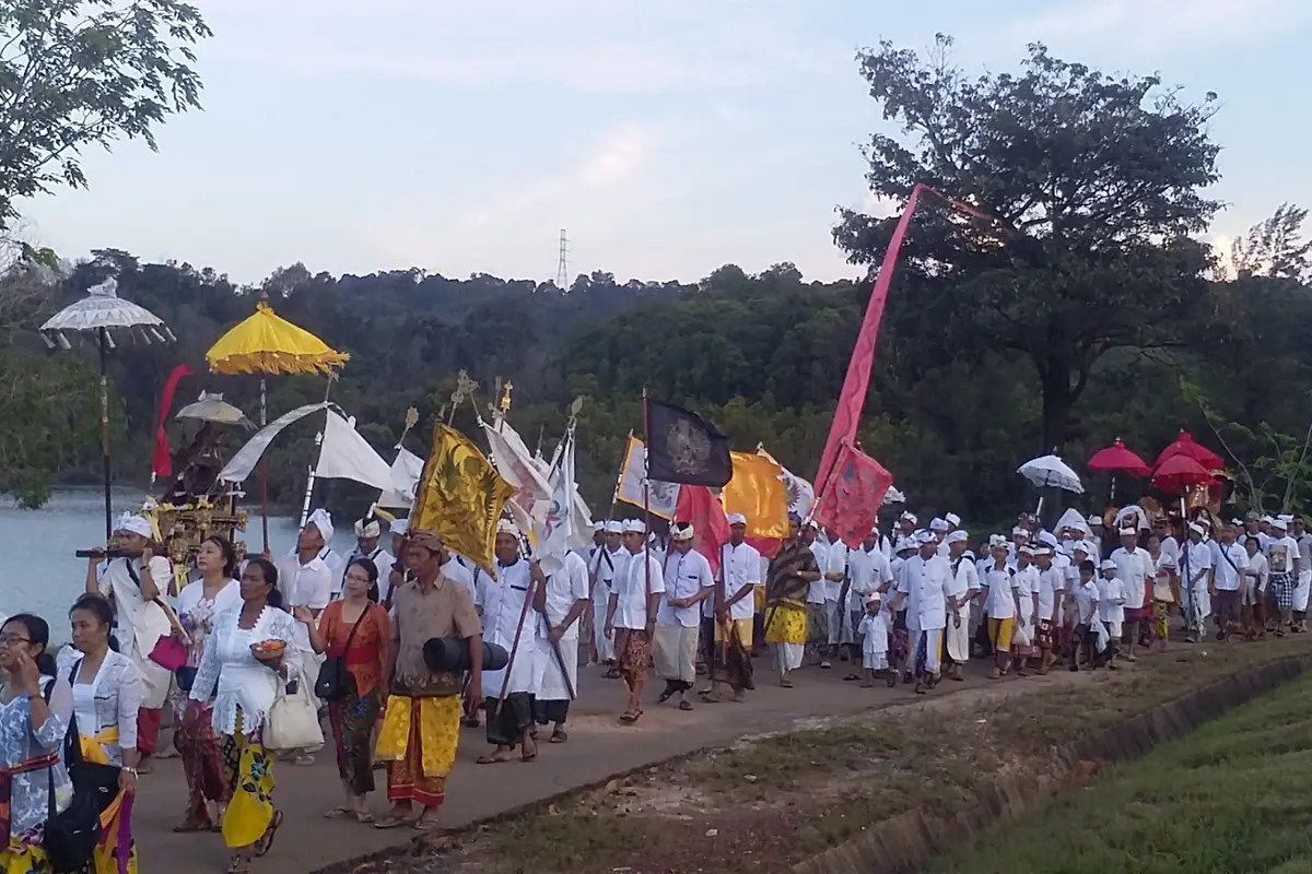 Kidung Suci Melasti Jelang Nyepi Mengalun di Batam