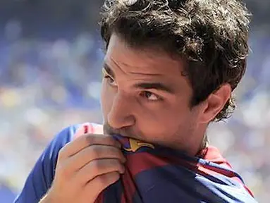 Gelandang baru Barcelona Cesc Fabregas diperkenalkan ke publik di Nou Camp. Fabregas resmi ditransfer dari Arsenal, 15 Agustus 2011, dan dikontrak Barca lima tahun. AFP PHOTO/LLUIS GENE