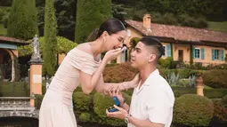 Al Ghazali diam-diam rupanya telah menyusun rencana untuk melamar kekasih hatinya. Alyssa tampak sangat terkejut. (Foto: Instagram/ alghazali7)