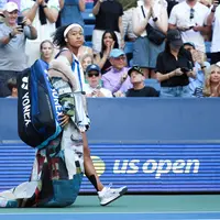 Naomi Osaka asal Jepang tiba untuk bertanding melawan Elena Rybakina dari Kazakhstan dalam laga tunggal putri babak 16 besar US Open di USTA Billie Jean King National Tennis Center, New York, 7 September 2026. (Leonardo MUNOZ/AFP)