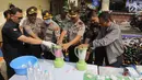 Petugas memblender barang bukti narkoba di halaman Polsek Palmerah, Jakarta Barat, Senin (14/5). Pemusnahan dilakukan untuk menciptakan suasana kondusif menjelang bulan suci Ramadan. (Liputan6.com/Arya Manggala)