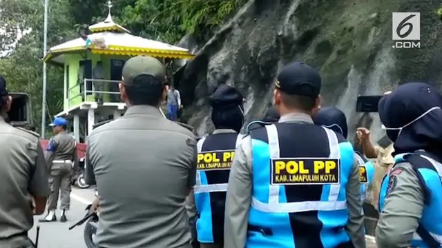 Sejumlah warga menghadang petugas satpol PP kabupaten Lima Puluh Kota yang akan membongkar sebuah bangunan yang biasa digunakan untuk beribadah, di fly over Kelok Sembilan, sekitar 170 kilometer dari kota Padang.