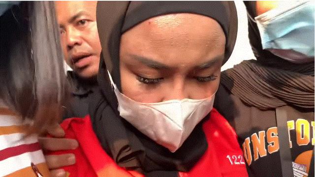 Medina Zein kenakan rompi tahanan