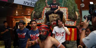 Slank seringkali mengusung keindahan budaya Indonesia lewat karya-karyanya. Kali ini Kaka, Bimbim, Ivanka dan juga Ridho memilih Reog Ponorogo sebagai bagian kolaborasi konser mereka. (Wimbarsana/Bintang.com)