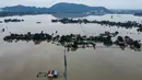 Pihak berwenang setempat telah menyerukan agar masyarakat tetap waspada terhadap kemungkinan gelombang banjir kedua. Tampak foto udara menunjukkan rumah-rumah yang terendam banjir di Kangar, negara bagian Perlis, Malaysia utara, pada Jumat 28 November 2025. (Mohd RASFAN/AFP)