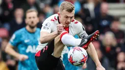 Gelandang Southampton, James Ward-Prowse mengontrol bola saat menghadapi Tottenham Hotspur pada laga Liga Inggris 2022/2023 di St Mary's Stadium, Southampton (18/3/2023). Setali tiga uang dengan James Maddison, James Ward-Prowse juga menjaid incaran setelah klubnya, Southampton, juga terdegradasi. Pemain yang telah masuk daftar jual The Saints ini memiliki kelebihan sebagai seorang algojo tendangan bebas ulung. (AFP/Adrian Dennis)