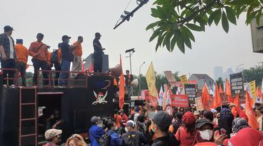 Massa Demo Buruh May Day Fiesta mulai memadati depan Gedung DPR MPR, Jakarta.