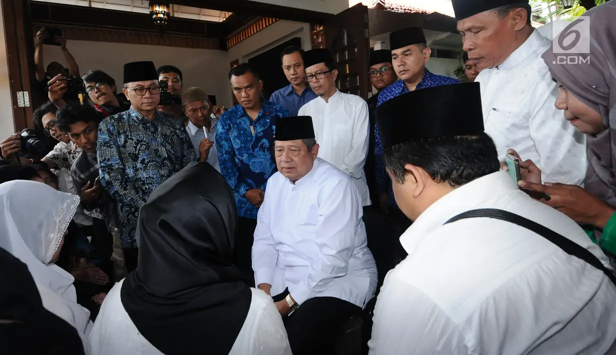 Presiden ke-6 RI, Susilo Bambang Yudhoyono (tengah) berbincang dengan kerabat AM Fatwa saat melayat di rumah duka di kawasan Pejaten, Jakarta, Kamis (14/12). AM Fatwa wafat pada usia 78 tahun di Jakarta. (Liputan6.com/Helmi Fithriansyah)