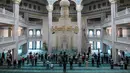 Jemaah salat di Masjid Katedral Moskow, Rusia, Kamis (23/5/2019). Masjid yang dibangun pada tahun 1904 ini selalu ramai oleh aktivitas umat muslim selama Ramadan. (Kirill KUDRYAVTSEV/AFP)