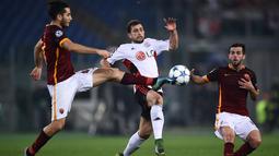Perebutan bola antara pemain AS Roma dan Bayer Leverkusen dalam laga Grup E Liga Champions di Stadion Olimpico, Roma, Kamis (5/11/2015) dini hari WIB. (AFP Photo/Filippo Monteforte)