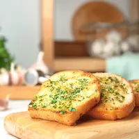 Resep garlic bread roti tawar./Copyright&nbsp;shutterstock.com/g/newafrica