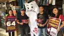 Maskot Piala Dunia 2022, La'eeb berfoto bersama warga saat mengunjungi Pasar Sentra Antasari, Banjarmasin, Kalimantan Selatan, Sabtu (29/10/2022). La'eeb berada di Indonesia dalam rangka menggaungkan Piala Dunia 2022 yang tak lama lagi akan bergulir. (FOTO: Dok. SCM)