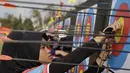 Seorang pepanah menandai area terkena busur panah saat Kejuaraan Nasional Panahan Prakualifiikasi PON XX /2020 di Lapangan Panahan Senayan, Jakarta, Senin (23/9). Seleksi ini diikuti oleh 516 peserta dan 30 provinsi. (Bola.com/Vitalis Yogi Trisna)