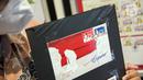 Petugas menunjukkan perangko seri vaksinasi COVID-19 di Kantor Filateli, Jakarta, Jumat (26/2/2021). Kementerian Komunikasi dan Informatika meluncurkan perangko seri vaksinasi COVID-19 bergambar Jokowi berkemeja putih dan memakai masker sedang disuntik vaksin. (Liputan6.com/Faizal Fanani)