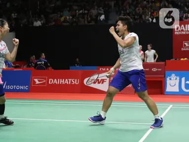 Pebulutangkis Indonesia, Greysia Polii/Apriyani Rahayu saat melawan Liu Xuan Xuan/Xia Yu Ting (China) pada babak pertama ganda puteri Indonesia Masters 2020 di Istora GBK, Jakarta, Rabu (15/1/2020). Greysia Polii/Apriyani Rahayu unggul 22-24, 21-17, 21-15. (Liputan6.com/Helmi Fithriansyah)