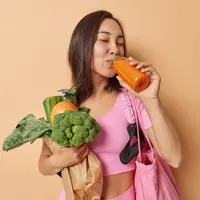 ilustrasi perempuan diet/WAYHOME studio/Shutterstock