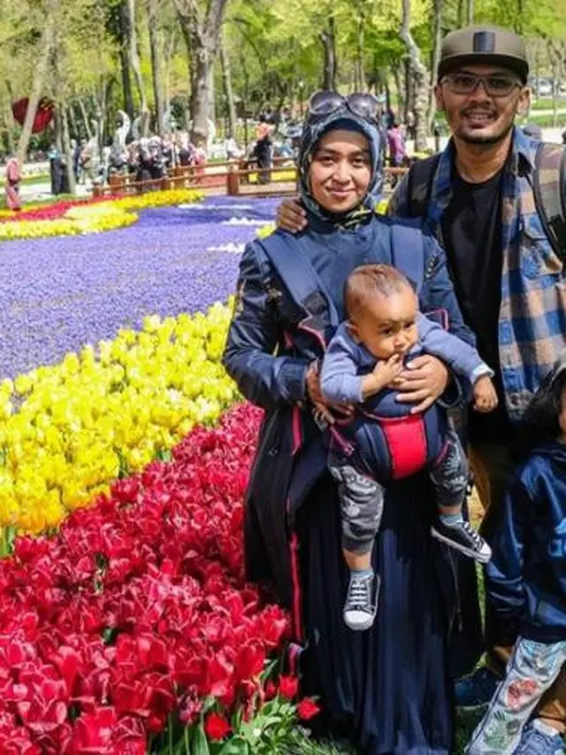 6 Momen Kompak Ustaz Kondang Tanah Air Bersama Istri, Pakai Baju Senada
