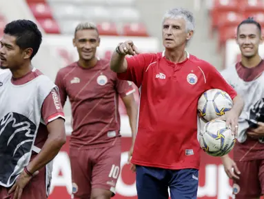 Pelatih Persija Jakarta, Ivan Kolev, saat sesi latihan jelang laga Piala AFC di SUGBK, Jakarta, Senin (22/4). Persija akan berhadapan dengan Ceres-Negros. (Bola.com/M Iqbal Ichsan)