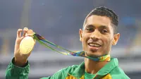 Atlet Afrika Selatan, Wayde van Niekerk, memperlihatkan medali emas Olimpiade Rio de Janeiro 2016 yang direbutnya dari cabang atletik nomor 400m. (REUTERS/Sergio Moraes)