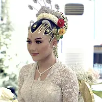Erina mengenakan 5 cunduk mentul pada acara akad nikah di&nbsp;Pendopo Agung Royal Ambarrukmo, Daerah Istimewa Yogyakarta/Foto: Tangkapan Layar Youtube Presiden Jokowi